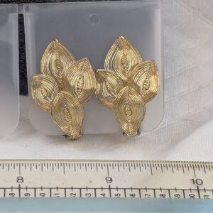 * vintage Germany  spun wire gold tone flower clip on earrings